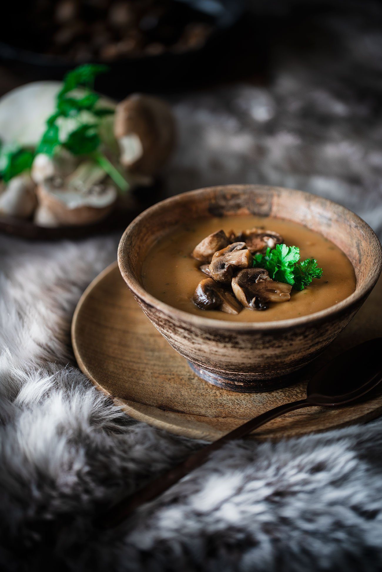 Waldpilzsuppe Bei einer Außentemperatur von minus 8 Grad, vor dem Kamin ein heißes Süppchen genießen, ist Wohlfühl-Luxus. Vorher gab es noch ein „Ruhe-finden-Relax-Bad“ und einen kuscheligen Bademantel. Hört sich toll an, oder? Ganz so romantisch war es aber nicht, die Suppe aber trotzdem ein Knaller. 