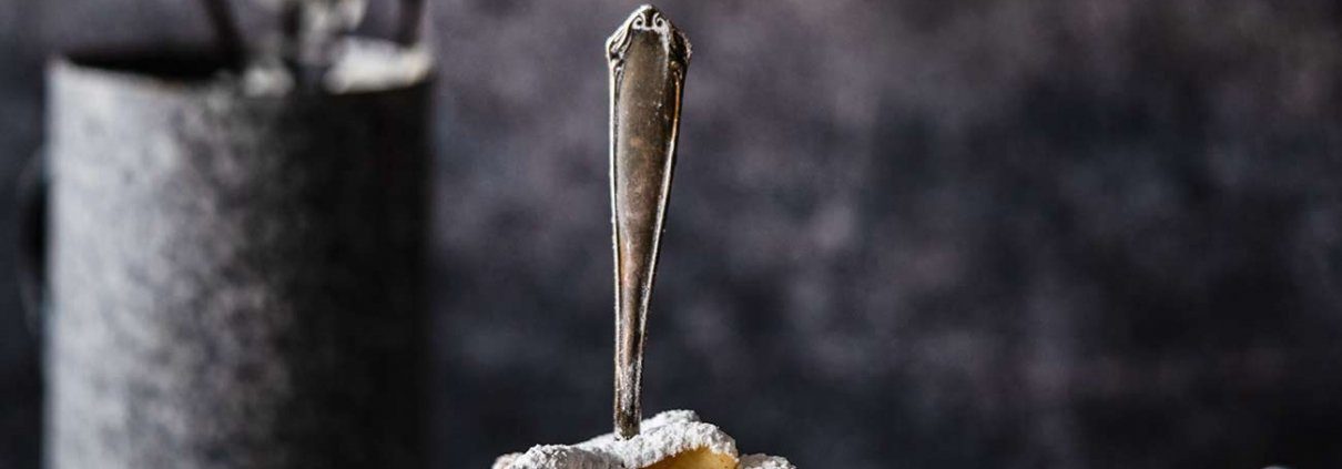 Klar hätte ich den Kaiserschmarrn auch auf einen Teller anrichten können, aber im Glas sieht er irgendwie schicker aus. Und die Karamellsoße kann so richtig schön aufgesogen werden. Da schnapp ich mir gleich noch ein Gläschen. Habt es fein!