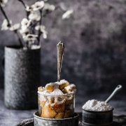Klar hätte ich den Kaiserschmarrn auch auf einen Teller anrichten können, aber im Glas sieht er irgendwie schicker aus. Und die Karamellsoße kann so richtig schön aufgesogen werden. Da schnapp ich mir gleich noch ein Gläschen. Habt es fein!