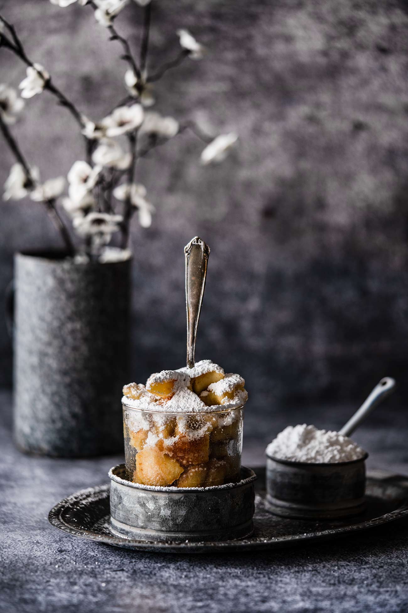 Klar hätte ich den Kaiserschmarrn auch auf einen Teller anrichten können, aber im Glas sieht er irgendwie schicker aus. Und die Karamellsoße kann so richtig schön aufgesogen werden. Da schnapp ich mir gleich noch ein Gläschen. Habt es fein! 