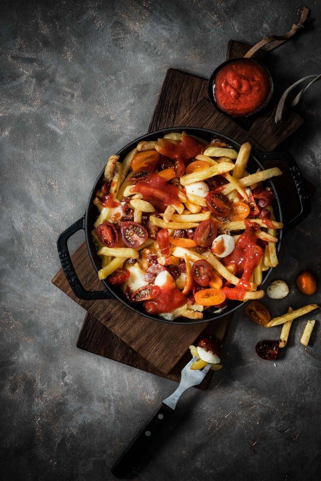 Pommes oder Pizza? Was für eine Frage! Natürlich beides! Manchmal darf es auch mal „over the top“ sein. Und manchmal dürfen die Pommes auch zur Pizza werden.