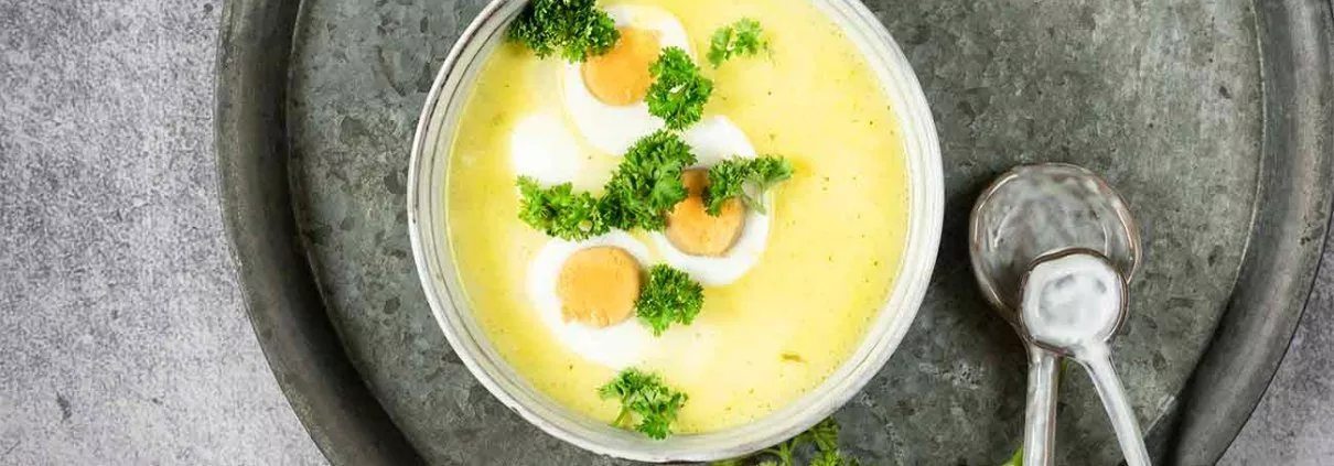 Da war es mal wieder soweit: Zeit für Suppe. Nach 2 herrlichen, sonnigen Tagen, kam gestern der Winter wieder zurück. Aber ich kann mit die Sonne auf den Tisch holen. Mit einer Käsesuppe. Und Ei.