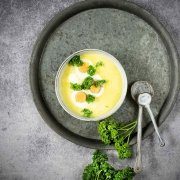 Da war es mal wieder soweit: Zeit für Suppe. Nach 2 herrlichen, sonnigen Tagen, kam gestern der Winter wieder zurück. Aber ich kann mit die Sonne auf den Tisch holen. Mit einer Käsesuppe. Und Ei.