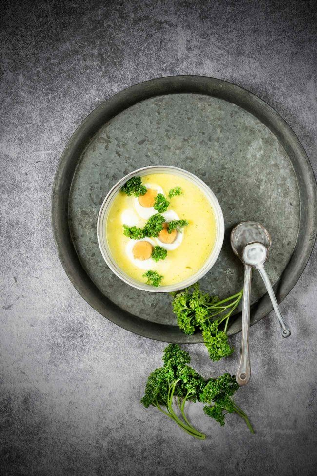 Da war es mal wieder soweit: Zeit für Suppe. Nach 2 herrlichen, sonnigen Tagen, kam gestern der Winter wieder zurück. Aber ich kann mit die Sonne auf den Tisch holen. Mit einer Käsesuppe. Und Ei.