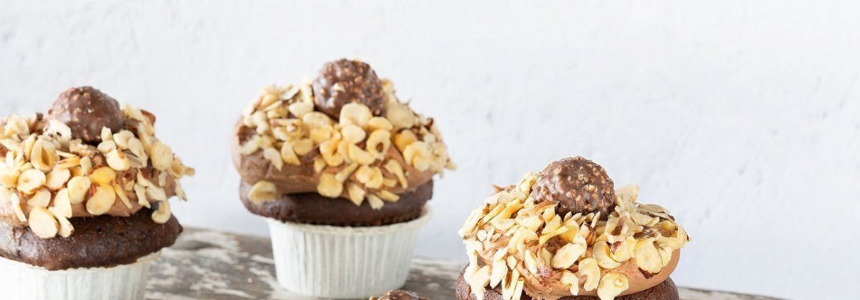 Neue Woche – neues Glück! Und das Glück kommt heute in Form von Schokoladen-Cupcakes daher. Mit Nutella Buttercreme und einer Kugel Haselnussglück.