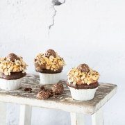 Neue Woche – neues Glück! Und das Glück kommt heute in Form von Schokoladen-Cupcakes daher. Mit Nutella Buttercreme und einer Kugel Haselnussglück.