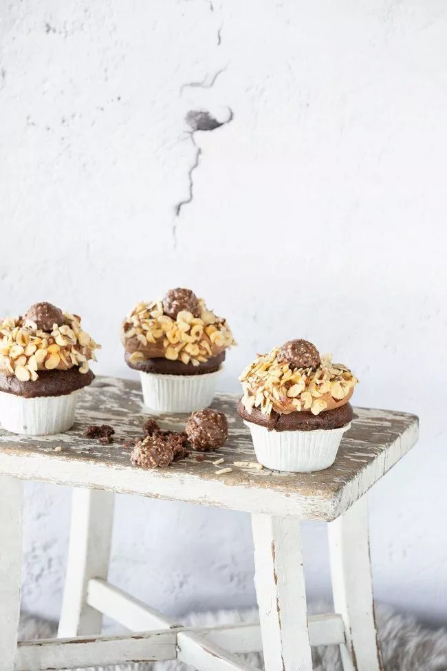 Neue Woche – neues Glück! Und das Glück kommt heute in Form von Schokoladen-Cupcakes daher. Mit Nutella Buttercreme und einer Kugel Haselnussglück.