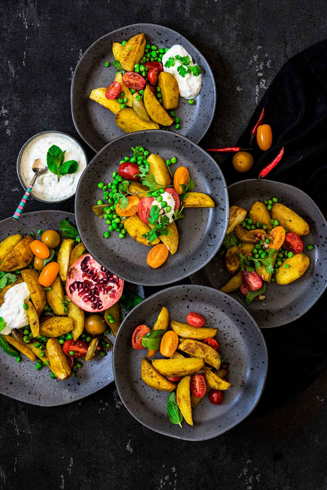 Nach den „One-Pot Gerichten“, warten nun die „One-baking tray“ Gerichte auf uns. Alles auf ein Backblech, ab in den Ofen und direkt auf dem Tisch. Ich höre mich schon singen „All you need is ...Blechgerichte“, denn einfacher geht es nicht. Bei mir kommt die Gewürzwelt Indiens aufs Blech.