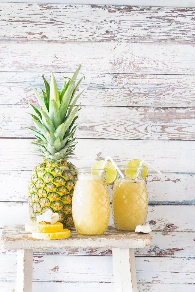 Am Aschermittwoch ist alles vorbei... und ihr braucht sicherlich einen Muntermacher oder? Also Augen zu – Karibikfeeling an. Und das Beste daran? Der Smoothie versetzt Dich nicht nur in Urlaubsstimmung, sondern versorgt Dich mit vielen Vitaminen und Nährstoffen. Vitamin E, B1, B2, B6, C, Beta-Carotin und Folsäure. Kalium, Natrium, Eisen und Magnesium....hört sich fast an wie eine Multivitamintablette oder? Aber der Smoothie hat es eben in sich. Die 5 wichtigsten Elektrolyten werden dich wieder fit und munter machen.