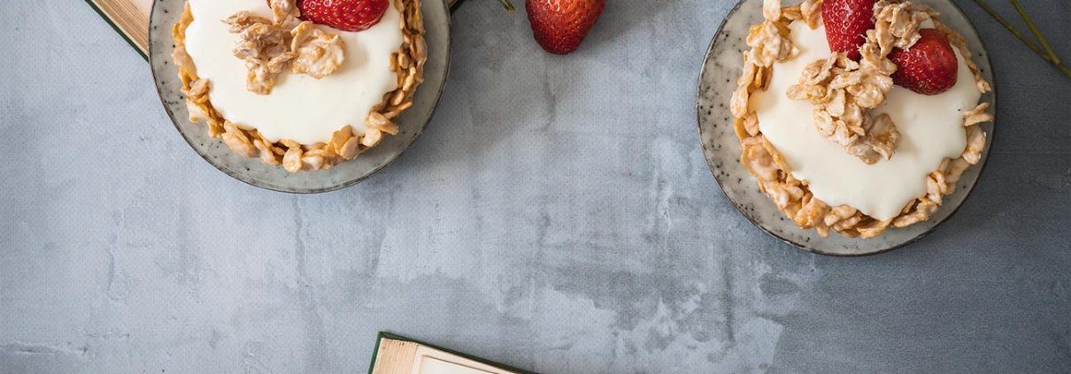 Ein riesengroßer Choco Crossie mit weißer Schokolade und einer Mascarponefüllung mit Erdbeeren? Gibt es nicht? Gibt es doch. Und zwar ganz flott gemacht und erfrischend lecker. Okay, eigentlich sollten 6 kleine Törtchen auf das Foto, aber ich finde 3 sehen genauso schick aus, oder? Leider gab es zum Zeitpunkt des Fotos nämlich nur noch 3 Törtchen. Dafür hatte ich aber reichlich Füllung übrig, die jetzt kurzerhand zum Dessert im Glas wurde. Aber was war den anderen 3 Törtchen passiert? Ich hab sie gegessen. Und zwar noch bevor ich die Füllung aufgeben konnte. Beim herausnehmen der Törtchen aus der Form hatte ich gehofft, dass mindestens ein Törtchen kaputt geht und damit automatisch zum Verzehr freigegeben ist. Nix da. Alle kamen perfekt aus der Form. Blöd. Also musste ich etwas grobmotorisch mit den anderen Zutaten rumwerkeln, so dass ich zufällig etwas auf ein kleines Törtchen fallen ließ. Wie schade. Aber umso besser, so konnte ich das Choco Crossie Törtchen direkt mal probieren. Da waren es nur noch 5. Aber hey, die anderen beiden wurden einfach schnell aufgegessen. Das musste so sein. Die waren lecker. Und man sollte auf seinen Körper hören. Und dieser (also meiner) hatte zu diesem Zeitpunkt ziemlich laut nach Choco Crossies gerufen. Dafür gibt es ja die innere Stimme. Die sagt doch einem, was der Körper braucht. Da waren es nur noch 3. Und die hab ich jetzt ganz brav in den Kühlschrank gestellt und werde sie bis morgen aufbewahren. Es sein denn, dass mein Körper oder meine Seele nochmals nach einem kleinen Törtchen schreit.
