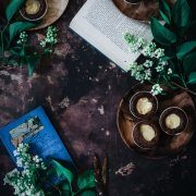 Zwischen all den Erdbeeren, Rhabarber, Spargel und Rest-Bärlauch schiebe ich einfach mal ein paar schnell gemachte Brownie-Muffins mit Cheesecake Füllung dazwischen. Ist doch genehm, oder?