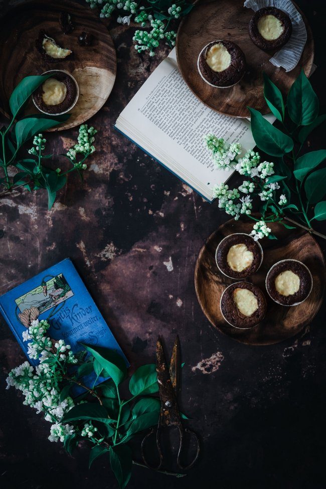 Zwischen all den Erdbeeren, Rhabarber, Spargel und Rest-Bärlauch schiebe ich einfach mal ein paar schnell gemachte Brownie-Muffins mit Cheesecake Füllung dazwischen. Ist doch genehm, oder?