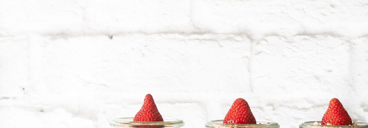 Klopf, klopf... schon wach? Ausgeschlafen? Oder im Feiertag-Modus? Ich hätte da was süß-salziges mit Erdbeeren vorbereitet. Auf zum Rezept: Und für alle die noch nicht ausgeschlafen sind: Bleibt einfach im Ruhemodus und genießt diesen wunderbaren freien Tag. Und an alle Väter, die den heutigen Tag feiern und sich bis heute Abend restlos betrinken werden: An Christi Himmelfahrt stieg Jesus zu seinem Vater in den Himmel auf und damit hatte der eigentliche Vatertag seinen Ursprung, denn damit wird die im christlichen Glauben wichtigste Rückkehr eines Sohnes zu seinem Vater gefeiert. Und das alles ohne Bierkästen, Bollerwagen und Gegröle. Prost!