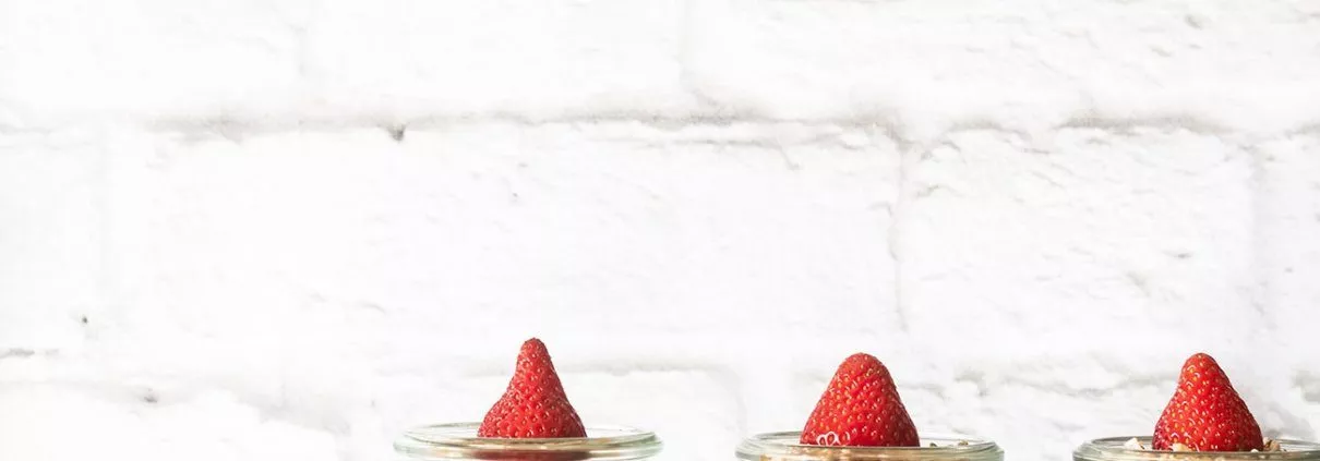 Klopf, klopf... schon wach? Ausgeschlafen? Oder im Feiertag-Modus? Ich hätte da was süß-salziges mit Erdbeeren vorbereitet. Auf zum Rezept: Und für alle die noch nicht ausgeschlafen sind: Bleibt einfach im Ruhemodus und genießt diesen wunderbaren freien Tag. Und an alle Väter, die den heutigen Tag feiern und sich bis heute Abend restlos betrinken werden: An Christi Himmelfahrt stieg Jesus zu seinem Vater in den Himmel auf und damit hatte der eigentliche Vatertag seinen Ursprung, denn damit wird die im christlichen Glauben wichtigste Rückkehr eines Sohnes zu seinem Vater gefeiert. Und das alles ohne Bierkästen, Bollerwagen und Gegröle. Prost!