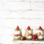 Klopf, klopf... schon wach? Ausgeschlafen? Oder im Feiertag-Modus? Ich hätte da was süß-salziges mit Erdbeeren vorbereitet. Auf zum Rezept: Und für alle die noch nicht ausgeschlafen sind: Bleibt einfach im Ruhemodus und genießt diesen wunderbaren freien Tag. Und an alle Väter, die den heutigen Tag feiern und sich bis heute Abend restlos betrinken werden: An Christi Himmelfahrt stieg Jesus zu seinem Vater in den Himmel auf und damit hatte der eigentliche Vatertag seinen Ursprung, denn damit wird die im christlichen Glauben wichtigste Rückkehr eines Sohnes zu seinem Vater gefeiert. Und das alles ohne Bierkästen, Bollerwagen und Gegröle. Prost!