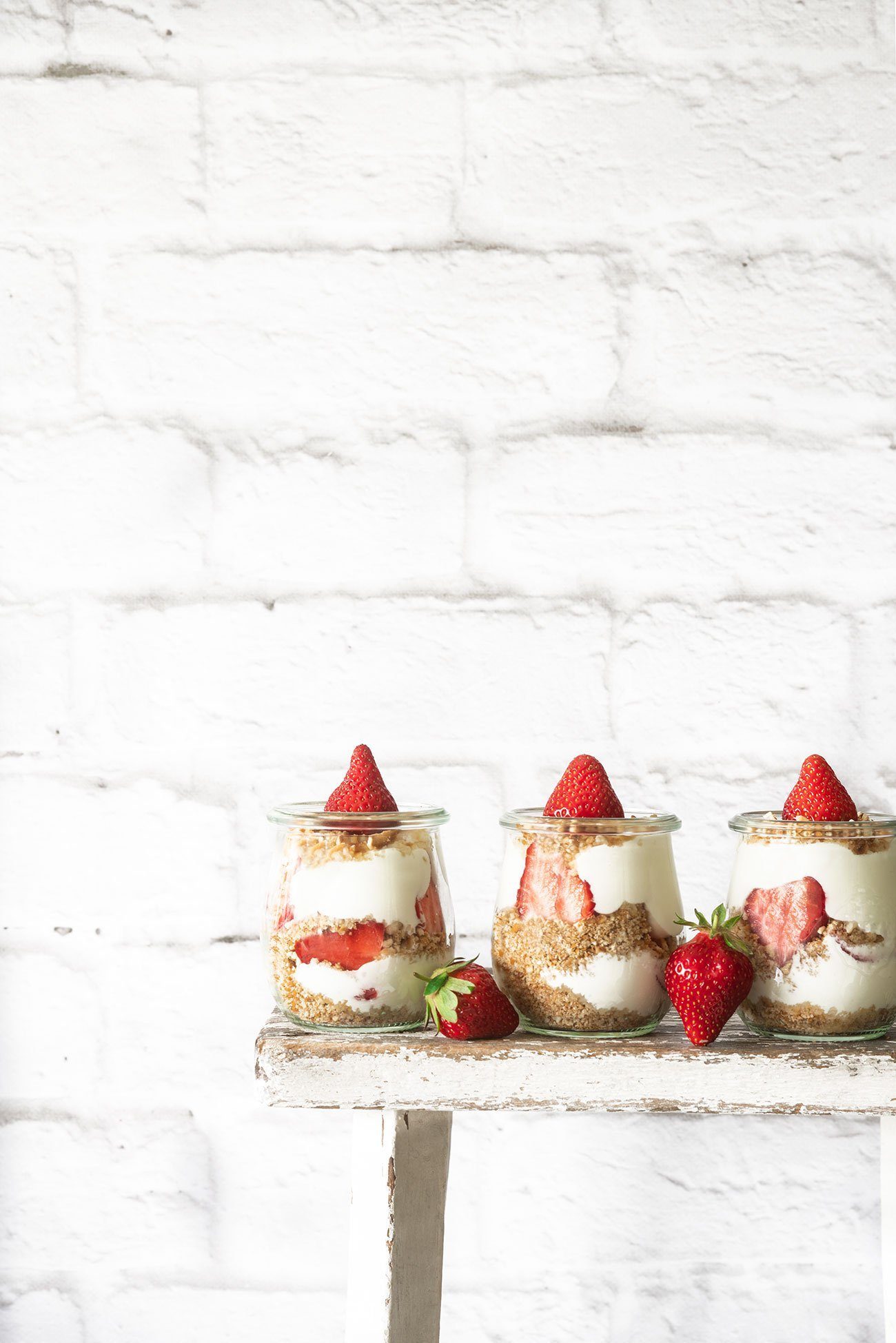 Klopf, klopf... schon wach? Ausgeschlafen? Oder im Feiertag-Modus? Ich hätte da was süß-salziges mit Erdbeeren vorbereitet. Auf zum Rezept:   Und für alle die noch nicht ausgeschlafen sind: Bleibt einfach im Ruhemodus und genießt diesen wunderbaren freien Tag.  Und an alle Väter, die den heutigen Tag feiern und sich bis heute Abend restlos betrinken werden:   An Christi Himmelfahrt stieg Jesus zu seinem Vater in den Himmel auf und damit hatte der  eigentliche Vatertag seinen Ursprung, denn damit wird die im christlichen Glauben wichtigste Rückkehr eines Sohnes zu seinem Vater gefeiert. Und das alles ohne Bierkästen, Bollerwagen und Gegröle. Prost! 