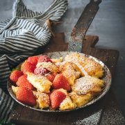 Du magst Grießpudding und Kaiserschmarren? Dann mach Dir eine Pfanne voller Grießschmarrn. Warm aus dem Ofen ein Hammer! So ein richtiger Kaiserschmarrn oder Kaiserschmarren (ich hab noch nicht herausgefunden ob mit „e“ oder ohne „e“ und nehme die vom Duden empfohlene Schreibweise), ist und bleibt einfach was richtig Tolles. Die Version mit Grieß kannte ich selber noch nicht und hab diese in einer Zeitschrift gesehen und das Rezept wanderte direkt auf meine „to do“ Liste. Meistens habe ich nämlich auch immer alle Zutaten im Haus, um die manchmal plötzlich auftretende Kaiserschmarren-Lust, zu befriedigen. Und ich war wirklich überrascht wie lecker ein Kaiserschmarren mit Grieß sein kann. Das wird jetzt öfter so gemacht. Heute mal mit frischen Erdbeeren und viel Puderzucker. Ansonsten gerne auch mal mit Fruchtsirup und Vanillesoße.