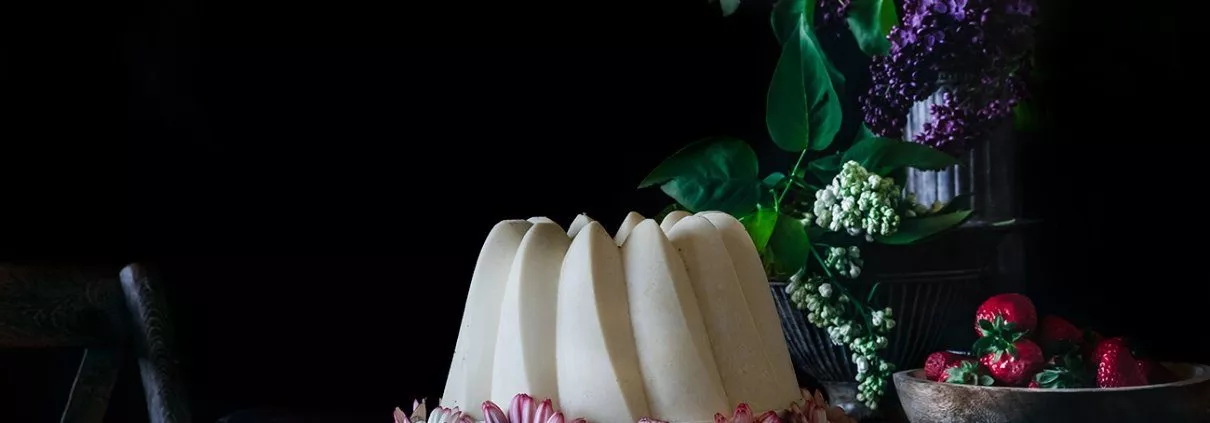 Erdbeerlust. Erdbeeren, getunkt in weißer Schokolade, sind für mich einfach der Knaller. Aber es gibt so Dinge, die ich daheim niemals selber machen würde. Da back ich lieber einen Gugelhupf um die Erdbeeren drumherum, um dann den gesamten Kuchen in weißer Schokolade zu tunken. Sachen gibt es. Tzzz.... Bei mir hat sich der Kuchen mit der dicken Schokoladenglasur immer perfekt aus der Form gelöst. Ich denke aber auch, dass es daran liegt, dass ich eine Silikonform nutze.