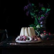 Erdbeerlust. Erdbeeren, getunkt in weißer Schokolade, sind für mich einfach der Knaller. Aber es gibt so Dinge, die ich daheim niemals selber machen würde. Da back ich lieber einen Gugelhupf um die Erdbeeren drumherum, um dann den gesamten Kuchen in weißer Schokolade zu tunken. Sachen gibt es. Tzzz.... Bei mir hat sich der Kuchen mit der dicken Schokoladenglasur immer perfekt aus der Form gelöst. Ich denke aber auch, dass es daran liegt, dass ich eine Silikonform nutze.