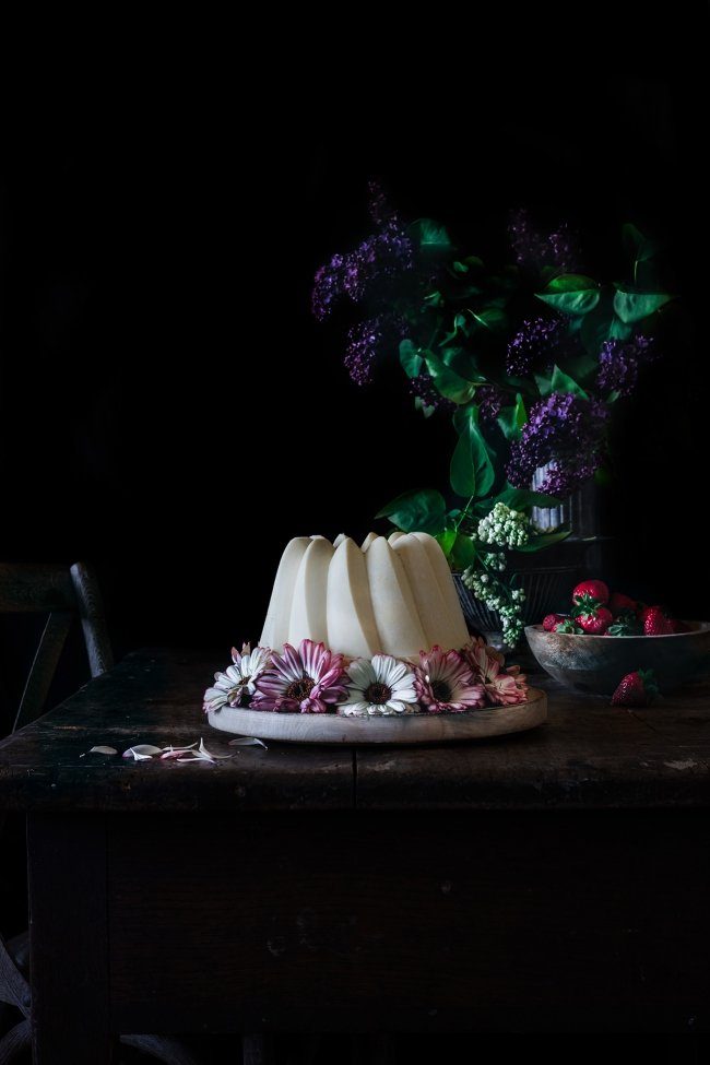 Erdbeerlust. Erdbeeren, getunkt in weißer Schokolade, sind für mich einfach der Knaller. Aber es gibt so Dinge, die ich daheim niemals selber machen würde. Da back ich lieber einen Gugelhupf um die Erdbeeren drumherum, um dann den gesamten Kuchen in weißer Schokolade zu tunken. Sachen gibt es. Tzzz.... Bei mir hat sich der Kuchen mit der dicken Schokoladenglasur immer perfekt aus der Form gelöst. Ich denke aber auch, dass es daran liegt, dass ich eine Silikonform nutze.