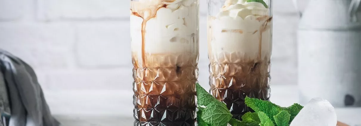 Ich gebe es ja zu: Ich genieße meinen heißen Kaffee auch bei 30 Grad im Schatten. Ab und zu brauche aber auch ich eine Abkühlung und da kommt mir ein kalter Eiskaffee gerade recht. Deswegen steht immer eine Karaffe voll mit Kaffee im Kühlschrank. Eiswürfel und Vanilleeis sind natürlich auch nicht weit. Gegen Abend darf es aber auch mal mit Alkohol sein. Der Kaffee-Tequila Cocktail schmeckt nicht nur toll, sondern gibt auch den richtigen Kaffee-Kick. Aber probiert selbst: