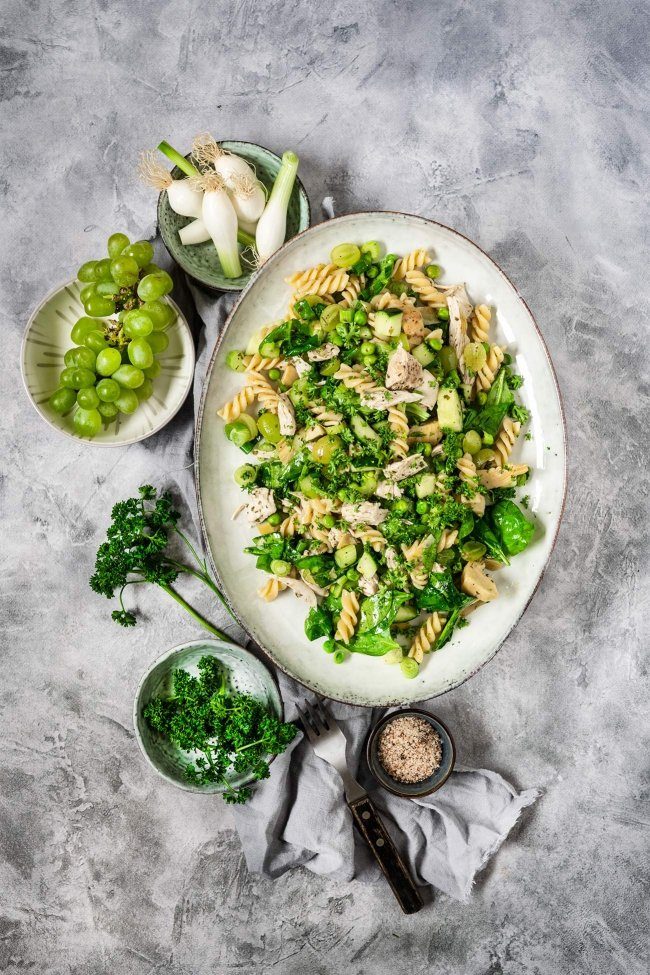 Iss mehr Salat! Klar doch. Gerade zur Sommerzeit kommen bei uns Salate fast täglich auf dem Tisch. Meist als Beilage. Dieser hier hat es aber zur Hauptmahlzeit geschafft und überzeugt mit fruchtigen Trauben, Spinat und Artischocken. Iss grün! Okay, ich gebe zu: Dieser Salat hat es bei uns echt oft auf den Tisch geschafft, weil er einfach so schön grün ist und einfach gut aussieht. Gerade in der Grillzeit wandeln wir ihn oft ab. Mal mit gegrilltem Hühnchen, gegrillter Ananas oder wie hier mit gekochter Hähnchenbrust.