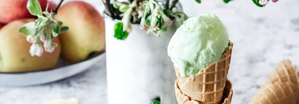 Ich lass mir vom Wetter nicht vorschreiben wann die beste Zeit für Eis ist. Eis geht nämlich immer. Und da der Waldmeister trotz fehlender Sonne meint, sich im Garten ausbreiten zu müssen, wurde er kurzerhand zu Sirup und Eis verarbeitet. Wollte er so.