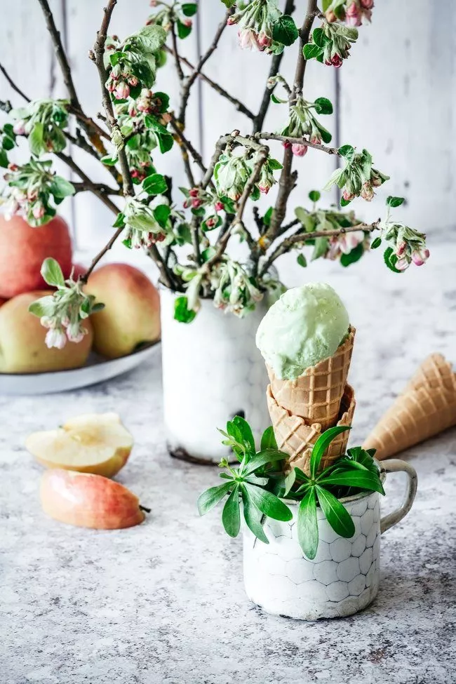 Ich lass mir vom Wetter nicht vorschreiben wann die beste Zeit für Eis ist. Eis geht nämlich immer. Und da der Waldmeister trotz fehlender Sonne meint, sich im Garten ausbreiten zu müssen, wurde er kurzerhand zu Sirup und Eis verarbeitet. Wollte er so.