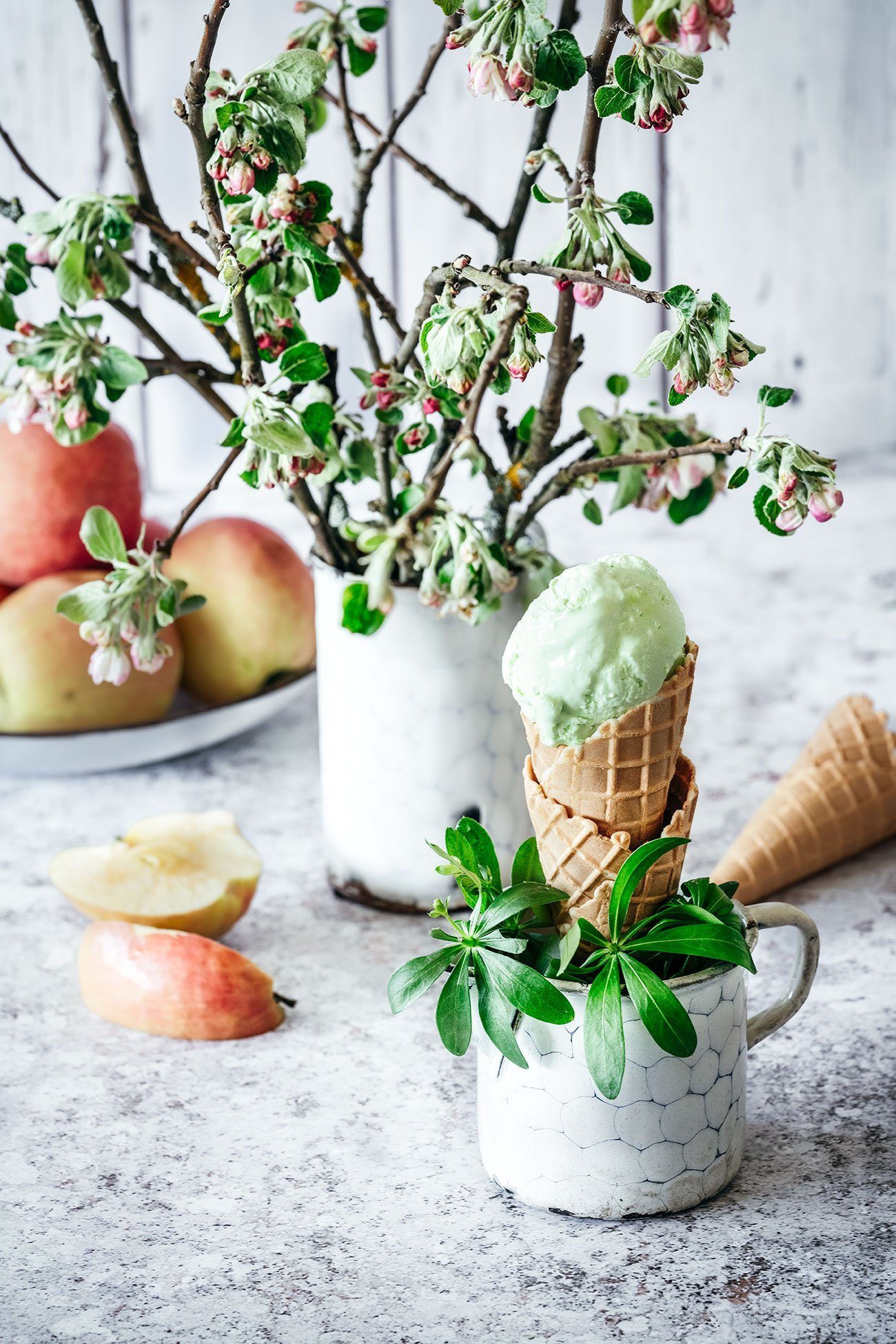 Ich lass mir vom Wetter nicht vorschreiben wann die beste Zeit für Eis ist. Eis geht nämlich immer. Und da der Waldmeister trotz fehlender Sonne meint, sich im Garten ausbreiten zu müssen, wurde er kurzerhand zu Sirup und Eis verarbeitet. Wollte er so. 