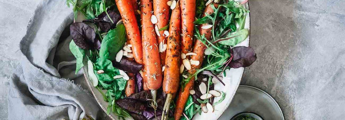 Whoop! Whoop! Unser Grill steht nicht still. Und heute stehen die leckersten vegetarischen Gerichte auf dem Tisch. Mit Liebe und viel Butter. Gerade im Sommer, wenn der Grill wieder zum Einsatz kommt, merke ich wie einfach es ist, etwas wirklich tolles auf den Tisch zu bringen. Es reichen meistens die einfachsten Zutaten aus. Diese sollten aber gut gewählt sein. Dieses Jahr haben wir gegrilltes Gemüse für uns entdeckt, dazu frische Kräuter und ein gutes Stück Weihenstephan Butter. Und schon schmeckt es perfekt. Einiges an Gemüse bauen wir selbst an, das schmeckt dann doppelt so gut. Auch Kräuter stehen überall im Garten und Wintergarten, bereit um gepflückt und verwertet zu werden. Und bei Butter kennen wir keine Kompromisse. Seit Jahren sind wir unserem Partner Weihenstephan treu. Da die Butter so lecker nach frischen Rahm schmeckt, ist sie besonders geeignet zum grillen oder als Aufstrich auf warmen, frischen Brot. Das Gemüse wird schön weich und bekommt durch den leckeren Rahmgeschmack der Weihenstephan Butter einen frischen buttrigen „Touch“. So mögen wir das.