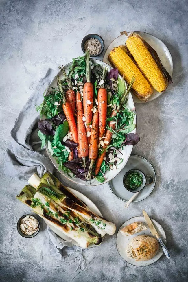 Whoop! Whoop! Unser Grill steht nicht still. Und heute stehen die leckersten vegetarischen Gerichte auf dem Tisch. Mit Liebe und viel Butter. Gerade im Sommer, wenn der Grill wieder zum Einsatz kommt, merke ich wie einfach es ist, etwas wirklich tolles auf den Tisch zu bringen. Es reichen meistens die einfachsten Zutaten aus. Diese sollten aber gut gewählt sein. Dieses Jahr haben wir gegrilltes Gemüse für uns entdeckt, dazu frische Kräuter und ein gutes Stück Weihenstephan Butter. Und schon schmeckt es perfekt. Einiges an Gemüse bauen wir selbst an, das schmeckt dann doppelt so gut. Auch Kräuter stehen überall im Garten und Wintergarten, bereit um gepflückt und verwertet zu werden. Und bei Butter kennen wir keine Kompromisse. Seit Jahren sind wir unserem Partner Weihenstephan treu. Da die Butter so lecker nach frischen Rahm schmeckt, ist sie besonders geeignet zum grillen oder als Aufstrich auf warmen, frischen Brot. Das Gemüse wird schön weich und bekommt durch den leckeren Rahmgeschmack der Weihenstephan Butter einen frischen buttrigen „Touch“. So mögen wir das.