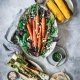 Whoop! Whoop! Unser Grill steht nicht still. Und heute stehen die leckersten vegetarischen Gerichte auf dem Tisch. Mit Liebe und viel Butter. Gerade im Sommer, wenn der Grill wieder zum Einsatz kommt, merke ich wie einfach es ist, etwas wirklich tolles auf den Tisch zu bringen. Es reichen meistens die einfachsten Zutaten aus. Diese sollten aber gut gewählt sein. Dieses Jahr haben wir gegrilltes Gemüse für uns entdeckt, dazu frische Kräuter und ein gutes Stück Weihenstephan Butter. Und schon schmeckt es perfekt. Einiges an Gemüse bauen wir selbst an, das schmeckt dann doppelt so gut. Auch Kräuter stehen überall im Garten und Wintergarten, bereit um gepflückt und verwertet zu werden. Und bei Butter kennen wir keine Kompromisse. Seit Jahren sind wir unserem Partner Weihenstephan treu. Da die Butter so lecker nach frischen Rahm schmeckt, ist sie besonders geeignet zum grillen oder als Aufstrich auf warmen, frischen Brot. Das Gemüse wird schön weich und bekommt durch den leckeren Rahmgeschmack der Weihenstephan Butter einen frischen buttrigen „Touch“. So mögen wir das.
