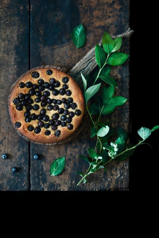 Wer hat Lust zu backen? Ich! Und bevor ich mich jetzt in das Auto setze um meinem Wochenendeinkauf zu tätigen, habe ich noch diesen leckeren Kuchen für Euch. Getränkt mit warmer Honig-Butter ein Traum.