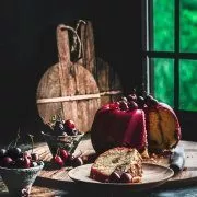 „Die Kirschen aus Nachbars Garten..., da sind sie wieder.“ Ein ganz einfacher Gugelhupf kann so unglaublich lecker sein. Das ist so wie früher bei Oma, wenn sie am Sonntag für ihre Familie zur Belohnung einen Kuchen gebacken hat. Heute stehe ich in der Küche und heize den Backofen ein. Vielleicht hinterlasse ich so auch eine schöne Erinnerung.