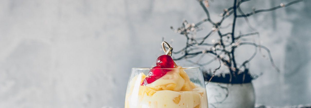 Sommer – Sonne... Piña Colada. Das Wochenende steht vor der Tür und die Temperaturen gehen in den Keller. Aber nicht mit uns, oder? Wir bereiten uns einfach ein sonniges Dessert vor und genießen das Leben. Einfach mal so.
