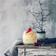 Sommer – Sonne... Piña Colada. Das Wochenende steht vor der Tür und die Temperaturen gehen in den Keller. Aber nicht mit uns, oder? Wir bereiten uns einfach ein sonniges Dessert vor und genießen das Leben. Einfach mal so.