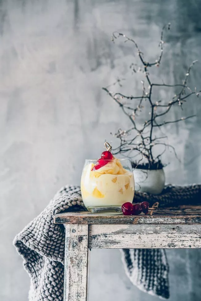 Sommer – Sonne... Piña Colada. Das Wochenende steht vor der Tür und die Temperaturen gehen in den Keller. Aber nicht mit uns, oder? Wir bereiten uns einfach ein sonniges Dessert vor und genießen das Leben. Einfach mal so.