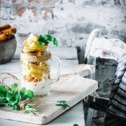 Wer morgen ins Büro muss, sollte sich ein wenig Sonnenschein mitnehmen. Auch wenn er nur in Form eines fruchtigen Nudelsalates ist. Garantiert ist aber, dass die Mittagspause lecker wird.