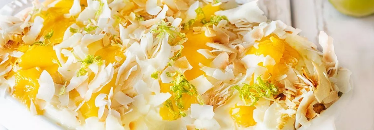 Der Club Tropicana ist eröffnet. „Club Tropicana, drinks are free. Fun and sunshine, there's enough for everyone...“. Ok, der Song ist schon etwas älter. Ganz genau 36 Jahre alt. Von WHAM! Die „Mango Club Tropical Tropicana Tiramisu“ ist aber umso frischer. Auch wenn der WHAM! Song schon etwas älter ist, habe ich sofort Urlaubsgefühle, wenn die ersten Noten erklingen. Sofort will ich meine Füße in das türkisfarbene Meer tauchen, mich dann im weißen Sand wälzen um danach noch einmal duschen zu gehen, weil der ganze Sand eklig an meinem Körper klebt. So ist Urlaub. Und da der nächste schöne Strand ein paar Flugstunden entfernt ist, kommt eben ein bisschen „Club Tropicana“ auf dem Tisch.
