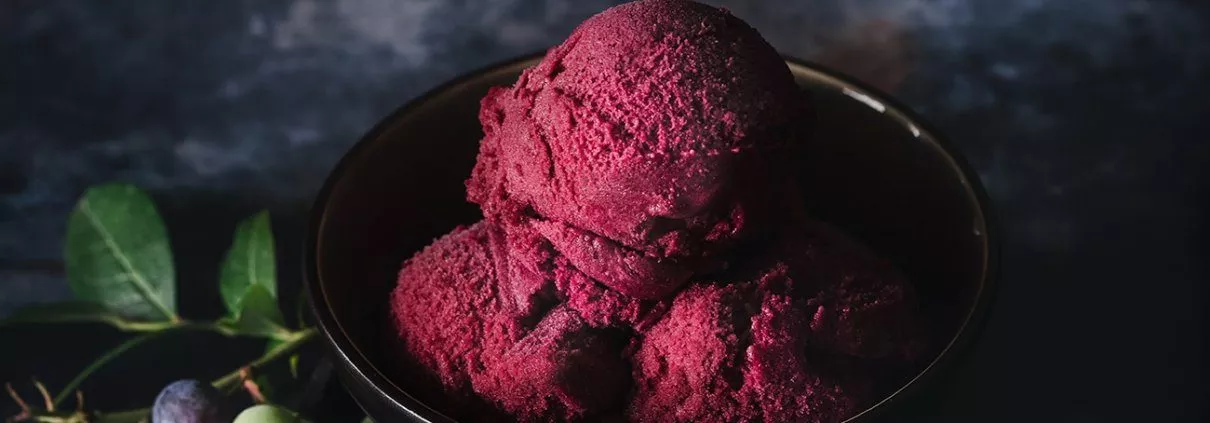 Was für eine Farbe! Ich war richtig schockverliebt in das Modell. Aber die Liebe hielt nur ein Foto lang. Dann wurde das Sorbet gegessen. Von mir. Das war die wohl kürzeste Liebesgeschichte in meinem Leben, aber das Sorbet sah einfach zu lecker aus. Und man soll die Dinge ja essen, wenn sie am schönsten sind. So ging doch das Sprichwort, oder? Ganz stolz war ich, da einige Blaubeeren aus dem Garten mit verarbeitet werden konnten. Leider hat die Ausbeute nicht ganz gereicht und ich musste noch ein paar Blaubeeren vom Nachbarn stibitzen. Dafür gab es im Tausch ein bisschen Sorbet.