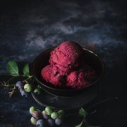 Was für eine Farbe! Ich war richtig schockverliebt in das Modell. Aber die Liebe hielt nur ein Foto lang. Dann wurde das Sorbet gegessen. Von mir. Das war die wohl kürzeste Liebesgeschichte in meinem Leben, aber das Sorbet sah einfach zu lecker aus. Und man soll die Dinge ja essen, wenn sie am schönsten sind. So ging doch das Sprichwort, oder? Ganz stolz war ich, da einige Blaubeeren aus dem Garten mit verarbeitet werden konnten. Leider hat die Ausbeute nicht ganz gereicht und ich musste noch ein paar Blaubeeren vom Nachbarn stibitzen. Dafür gab es im Tausch ein bisschen Sorbet.