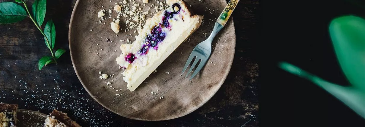 Da der gestrige Tag nicht besonders warm war, verschwand die Back-Lethargie und ich hatte richtige Lust auf einen saftigen Kuchen. Tadaaaa.... da ist er auch schon. Mit fruchtigen Blaubeeren und leckeren Streuseln.