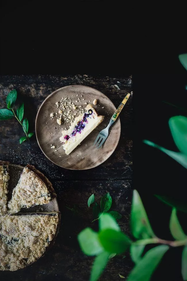 Da der gestrige Tag nicht besonders warm war, verschwand die Back-Lethargie und ich hatte richtige Lust auf einen saftigen Kuchen. Tadaaaa.... da ist er auch schon. Mit fruchtigen Blaubeeren und leckeren Streuseln.