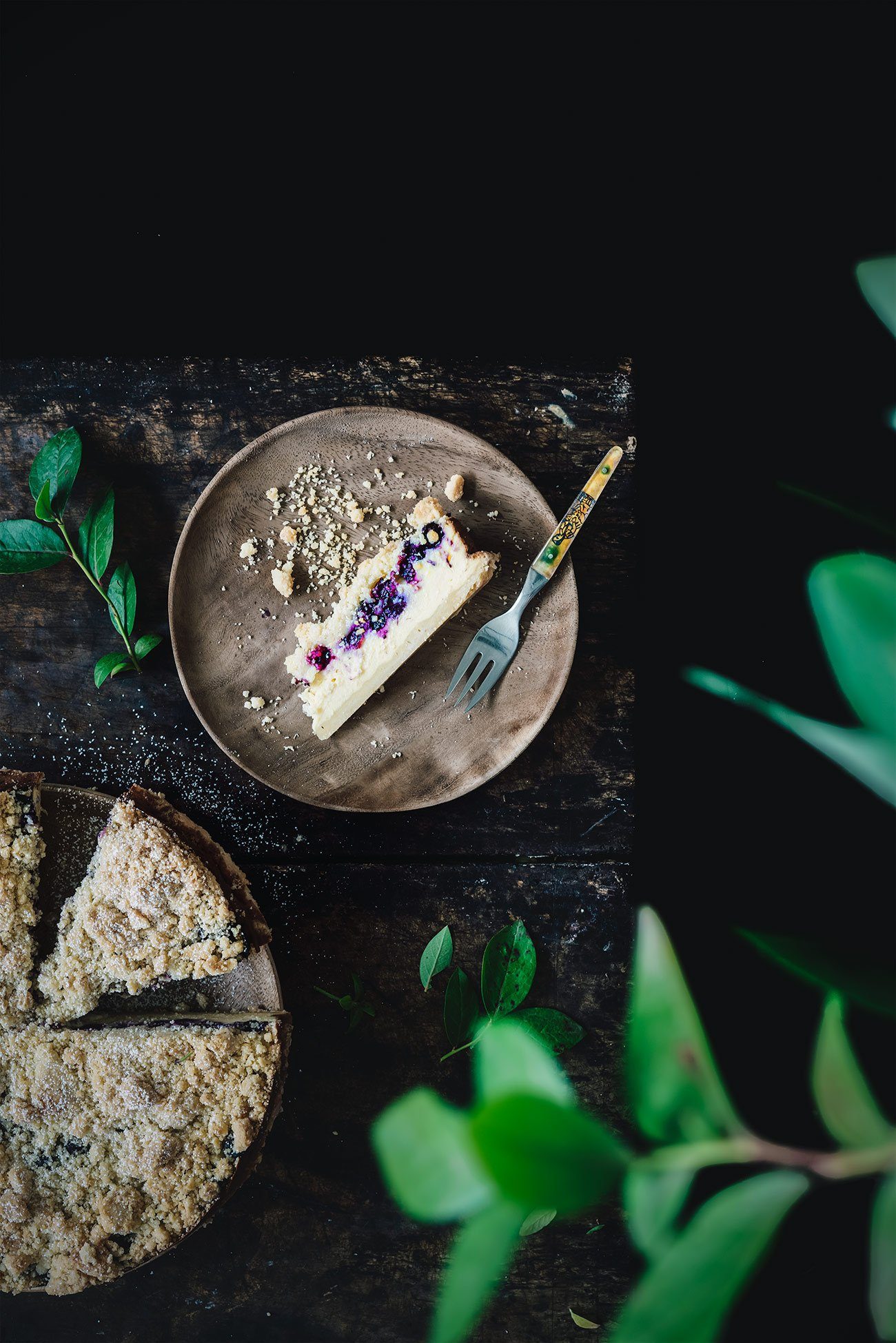 Da der gestrige Tag nicht besonders warm war, verschwand die Back-Lethargie und ich hatte richtige Lust auf einen saftigen Kuchen. Tadaaaa.... da ist er auch schon. Mit fruchtigen Blaubeeren und leckeren Streuseln. 