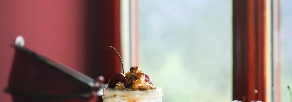 Es gibt Tage an denen man einfach nur ein großes Glas voller Dessert möchte. Heute ist so ein Tag. Ich finde, dass es ein guter Tag ist. Und bevor ich mich mit diesem Kirsch-Träumchen und einem schönen Buch zurückziehe, wünsche ich Euch einen ebenso guten Tag. Den Besten.