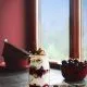 Es gibt Tage an denen man einfach nur ein großes Glas voller Dessert möchte. Heute ist so ein Tag. Ich finde, dass es ein guter Tag ist. Und bevor ich mich mit diesem Kirsch-Träumchen und einem schönen Buch zurückziehe, wünsche ich Euch einen ebenso guten Tag. Den Besten.