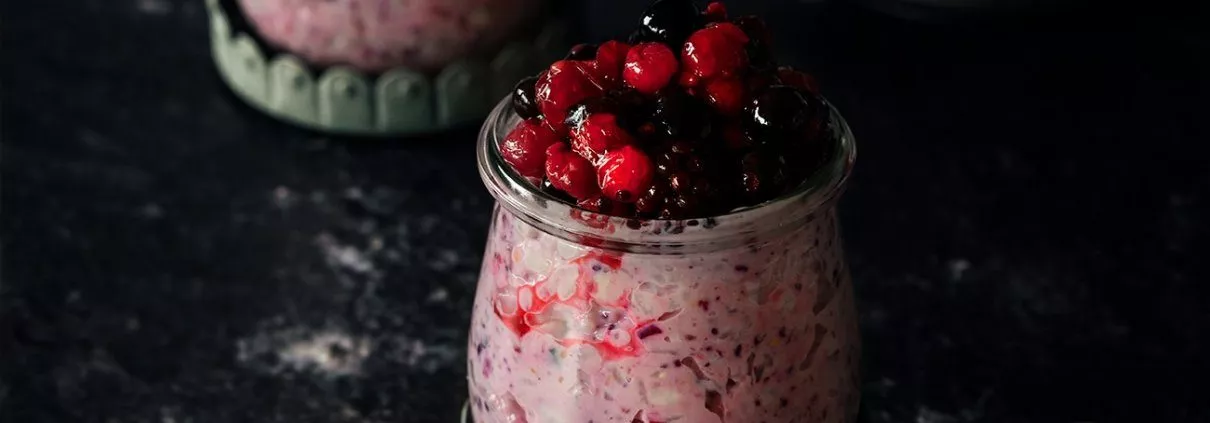 Ich hab nur darauf gewartet, dass es draußen regnet und die Sonne eine Pause macht. Schwupp... stand ich schon in der Küche und hab Milchreis gekocht. Yeah! Auch wenn ich Milchreis im Sommer auch mag, schmeckt er mir noch viel besser, wenn ich eingekuschelt in einer Wolldecke auf dem Sofa sitze, TV-Serien schaue und der Regen an den Scheiben tröpfelt. Oder?