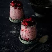 Ich hab nur darauf gewartet, dass es draußen regnet und die Sonne eine Pause macht. Schwupp... stand ich schon in der Küche und hab Milchreis gekocht. Yeah! Auch wenn ich Milchreis im Sommer auch mag, schmeckt er mir noch viel besser, wenn ich eingekuschelt in einer Wolldecke auf dem Sofa sitze, TV-Serien schaue und der Regen an den Scheiben tröpfelt. Oder?