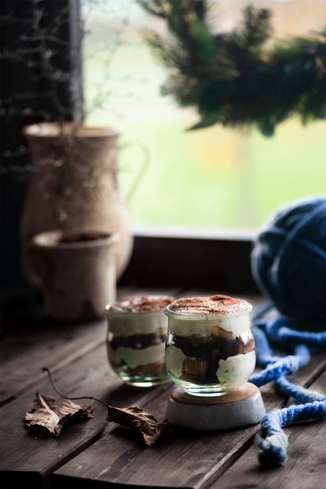 Eigentlich sollte das Tiramisu ganz klassisch in eine Auflaufform serviert werden. Sollte. Ich war aber so fasziniert von dem Maronenpüree, dass ich während der Abkühlzeit immer wieder einen Löffel genascht habe. Da bekam ich die Auflaufform nicht mehr voll und konnte gerade noch 2 große Dessertgläser befüllen.