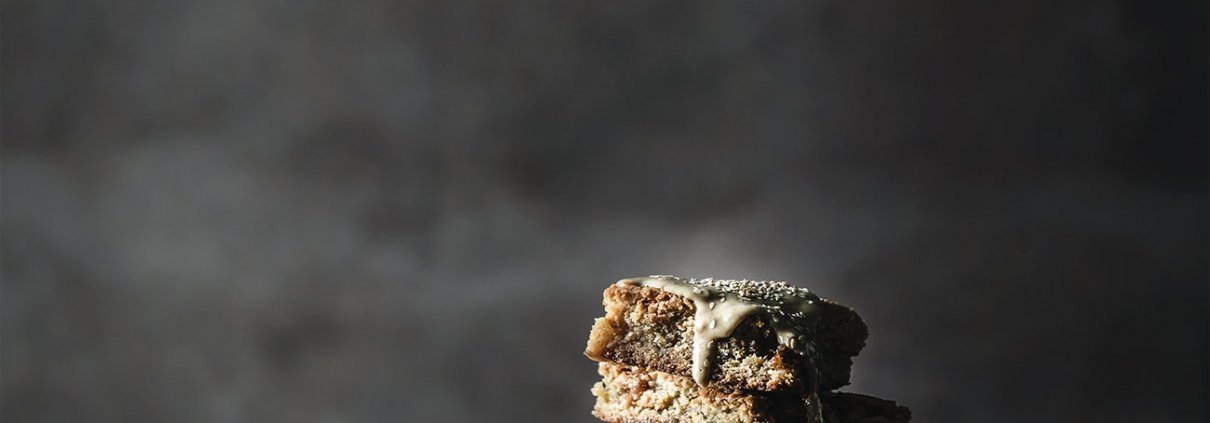 Wer Brownies mag, der wird auch Blondies lieben. Mit weißer Schokolade und Sesam. Ich jedenfalls werde mir jetzt einen großen Blondie nehmen, die „Ich will Kaffee“-Taste auf den Kaffeevollautomaten drücken und mit beiden nochmals ins Bett gehen und Serien schauen. Ich wünsche euch einen ebenso tollen Start in den Sonntag.